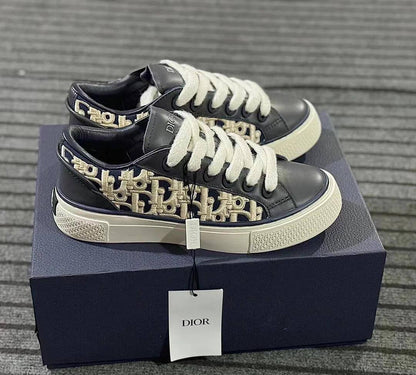 DIOR SHOES 
GOOD QUALITY 
Size 36 TO 41 
110 dhs🪙🌨️

Zain40
♥️♥️♥️