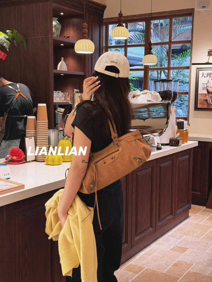 BALENCIAGA 

COPY ONE 

NEW CAME 
175 dhs🇦🇪🇦🇪
Zain295
Zain17
♥️♥️♥️