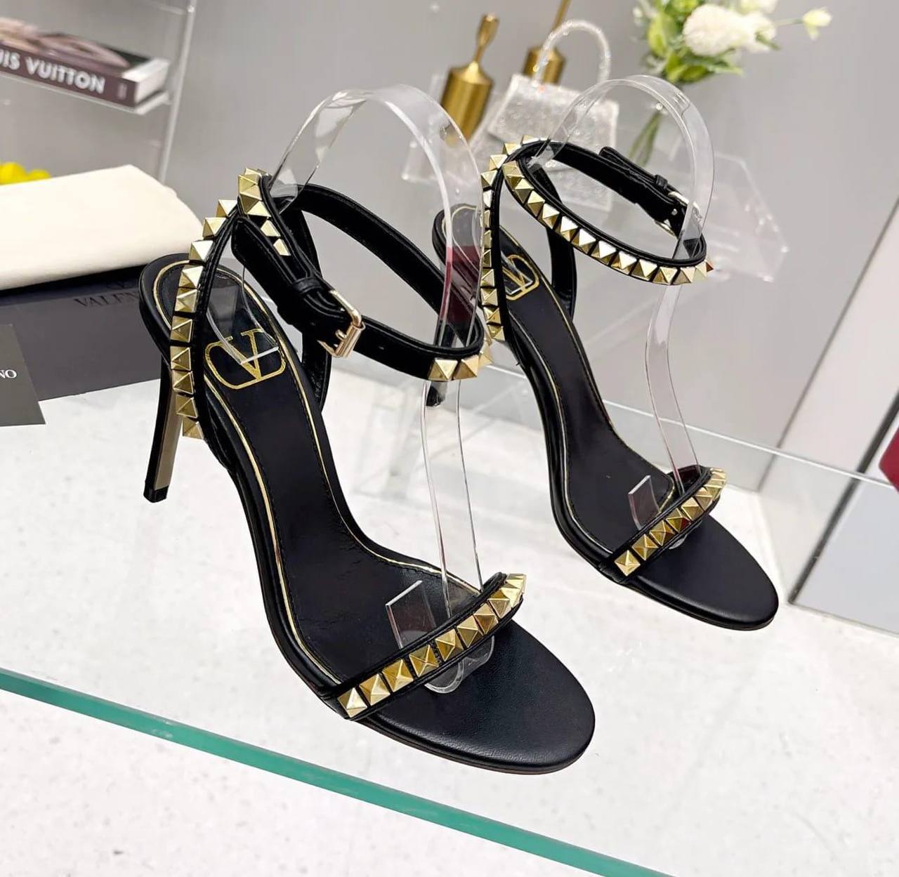 VALENTINO 
☘️ *SIZE  36  to 41 ☘️       
230 dhs✅

Zain224
♥️♥️♥️