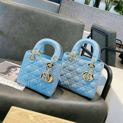 DIOR
Best quality with box
110 dhs💓
size 17CM

Zain290
♥️♥️♥️