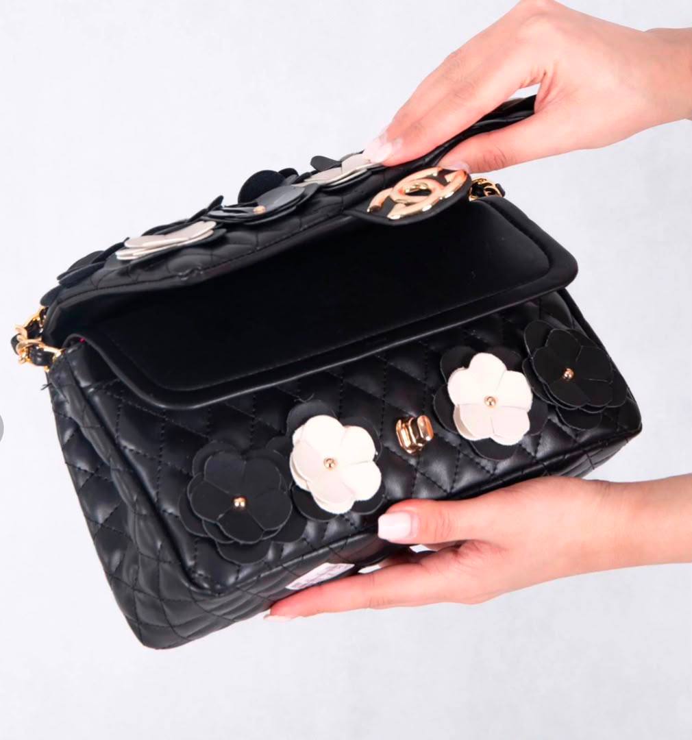 Chanel
130 dhs✅
Super good quality with box

Zain35
♥️♥️♥️