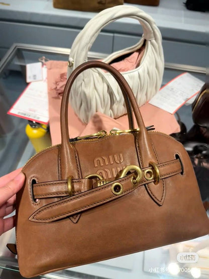 Miu Miu
New arrival, good quality, 
size, 23*14 cm
100 dhs🪙🌨️

Zain12
♥️♥️♥️