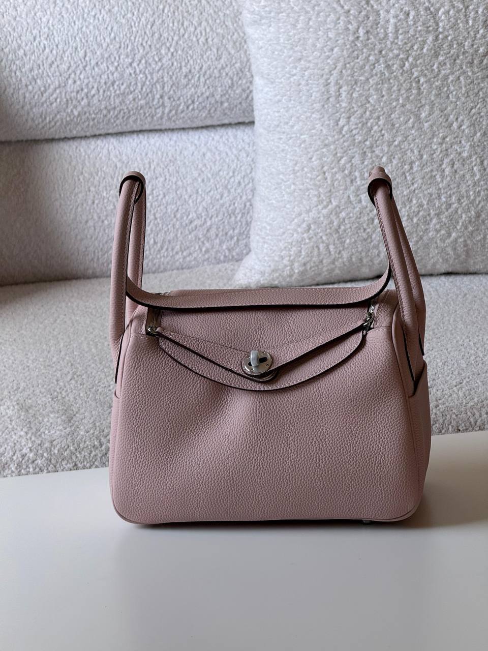 Hermes
Lindy 26 cm💥Master quality ✅with box📦
400 dhs✅

Zain52
♥️♥️♥️