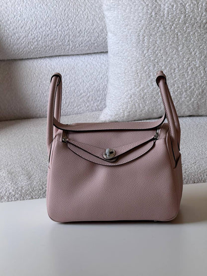 Hermes
Lindy 26 cm💥Master quality ✅with box📦
400 dhs✅

Zain52
♥️♥️♥️