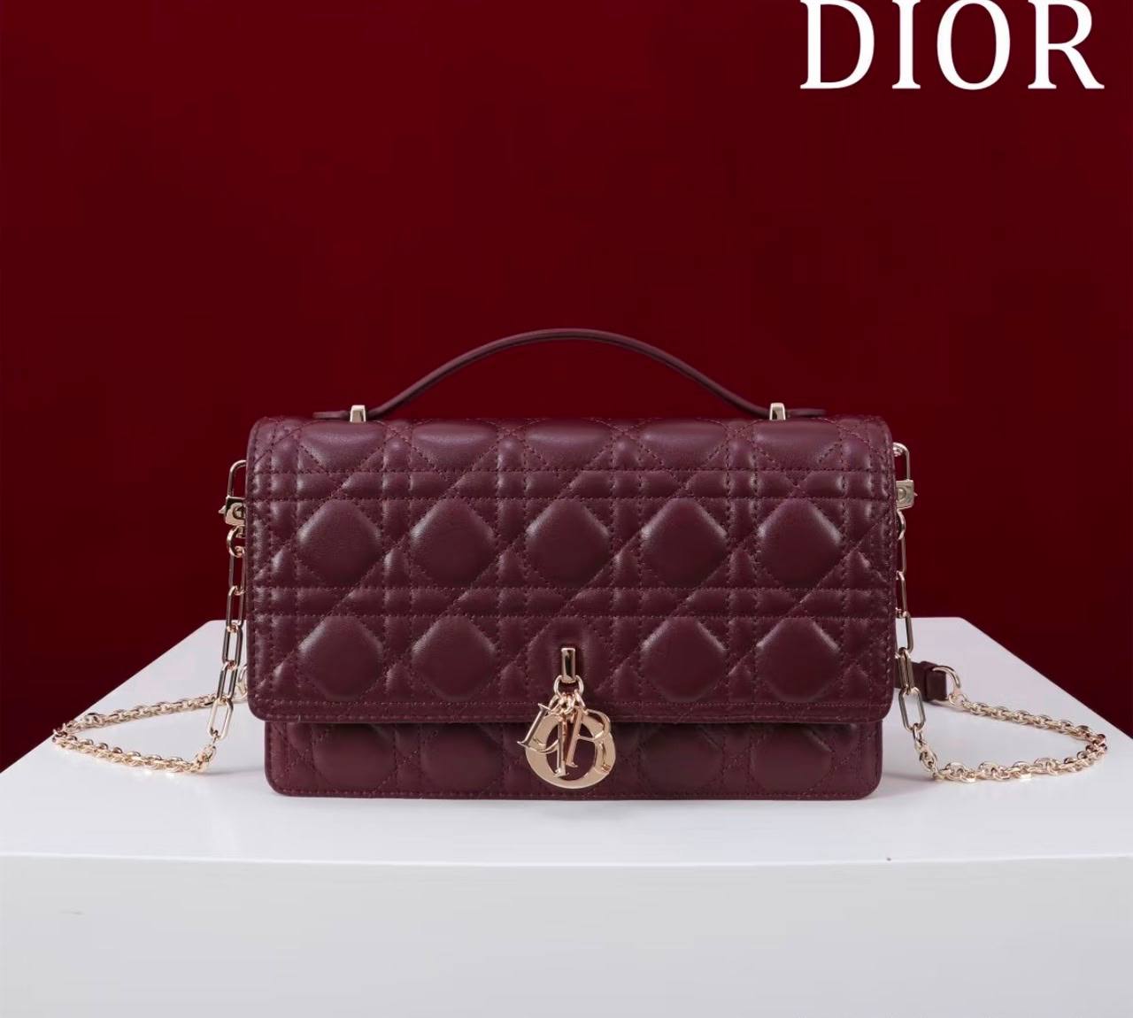 Dior
110 dhs✅
size：22cm
Good-quality 

with box🎁🎁🎁

Zain35
♥️♥️♥️