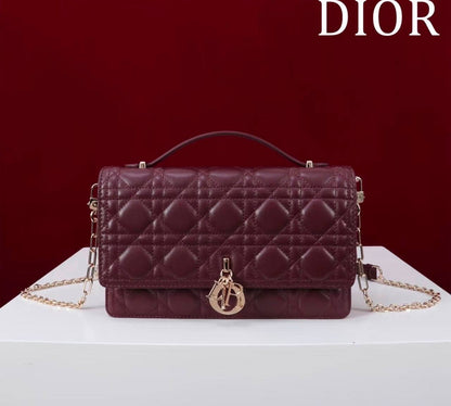 Dior
110 dhs✅
size：22cm
Good-quality 

with box🎁🎁🎁

Zain35
♥️♥️♥️