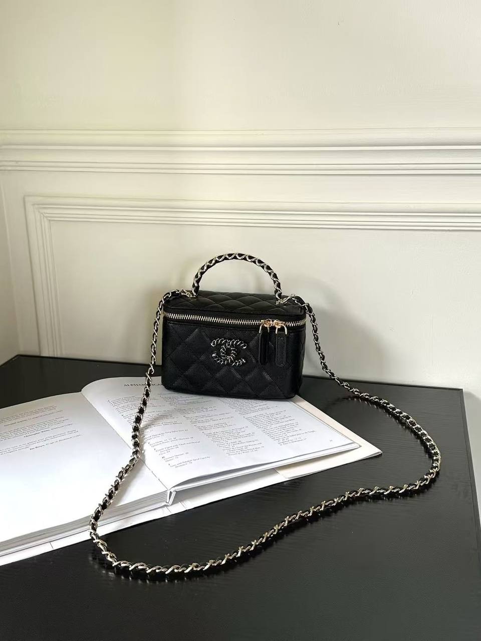 Chanel
withbox 
95 dhs🇦🇪🇦🇪

Zain143
♥️♥️♥️