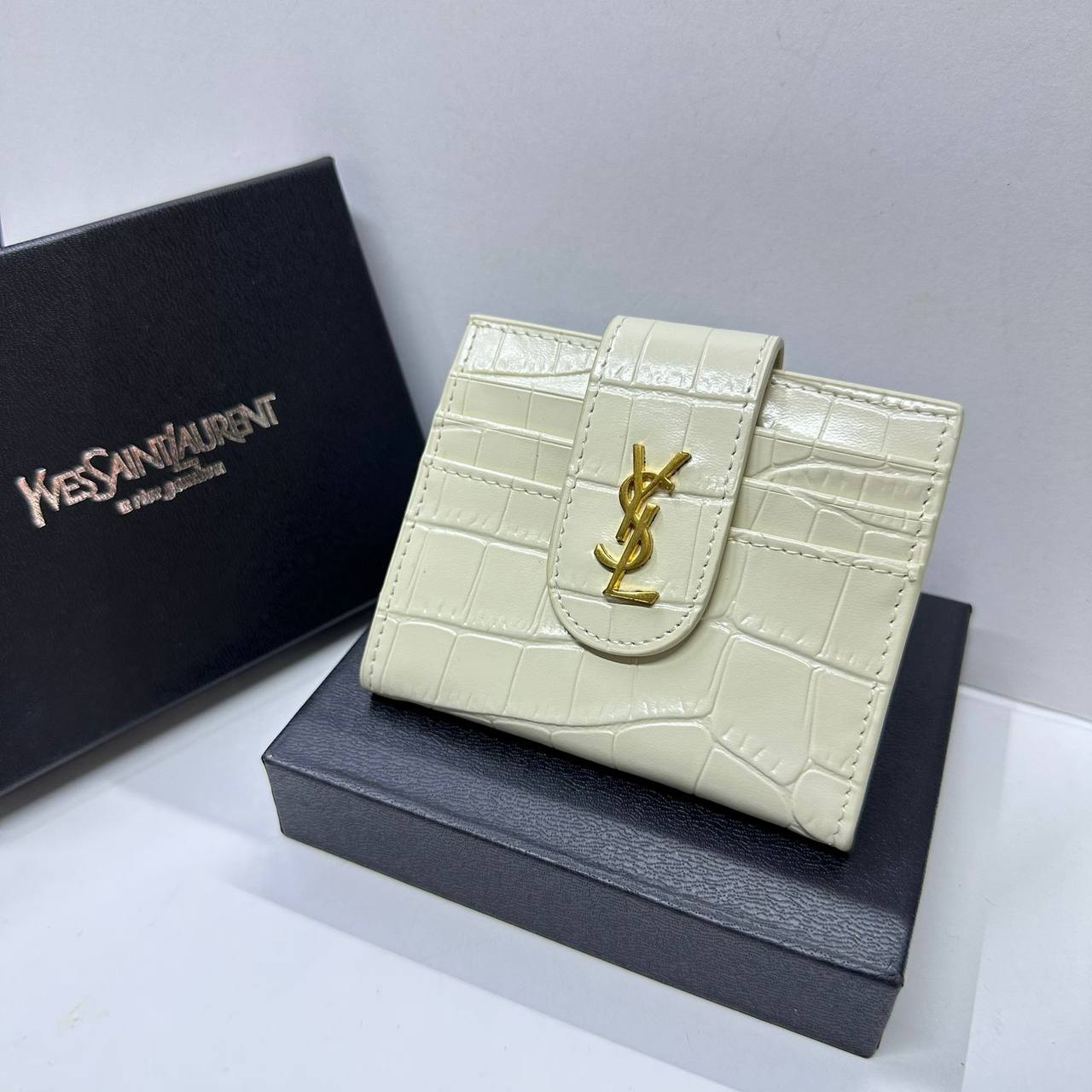 Wallet & Cardholder
 copy one 
with box 
🎁🎁🎁

55 dhs✅
leather 

Zain39
♥️♥️♥️