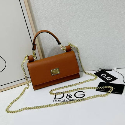 D&G

Best quality 
with box
100 dhs🇦🇪

size19CM

Zain290
♥️♥️♥️