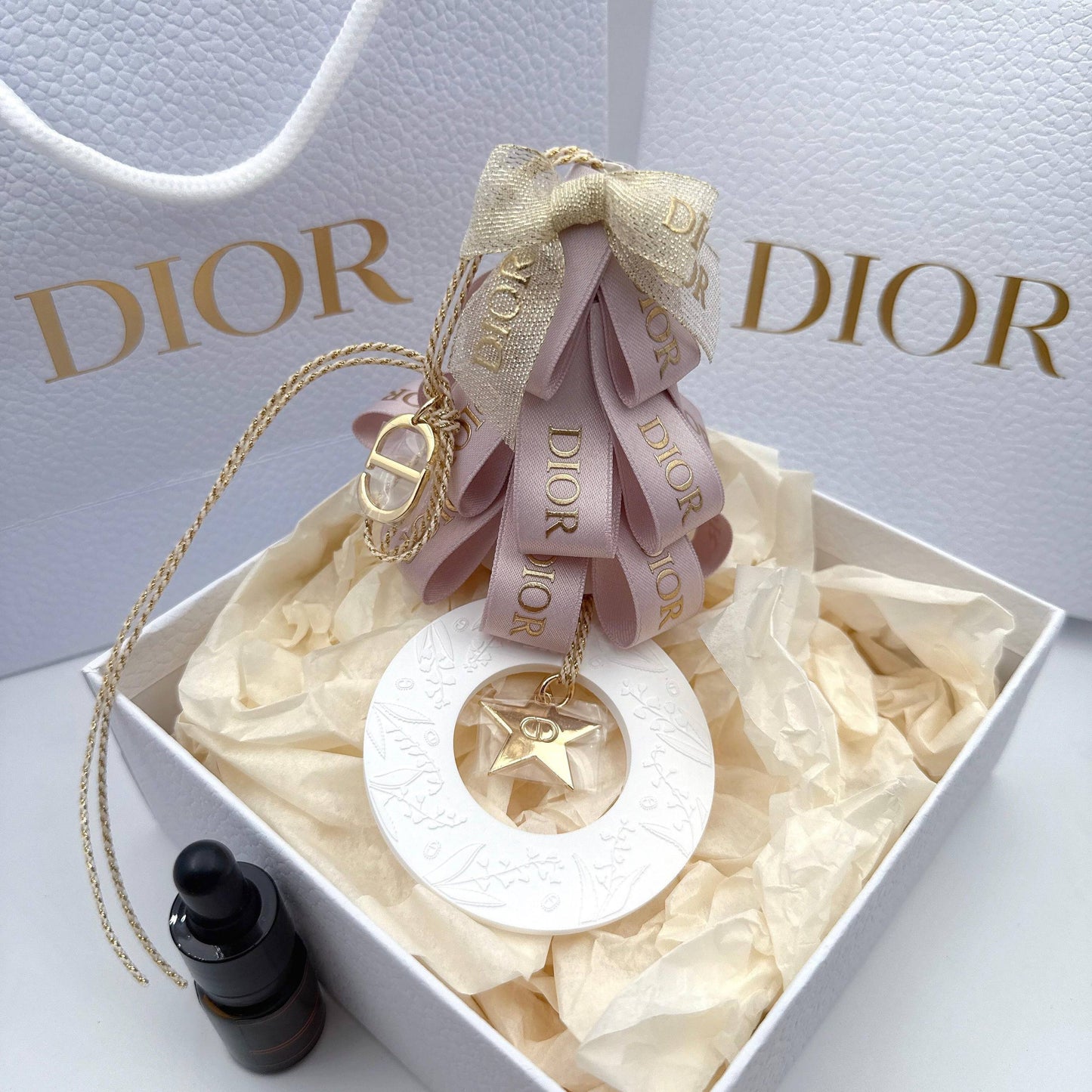Perfome💥
With box 🗃️ 
Paper bags 💼 
Good quality 💯 
55 dhs❣️

Zain273
♥️♥️♥️