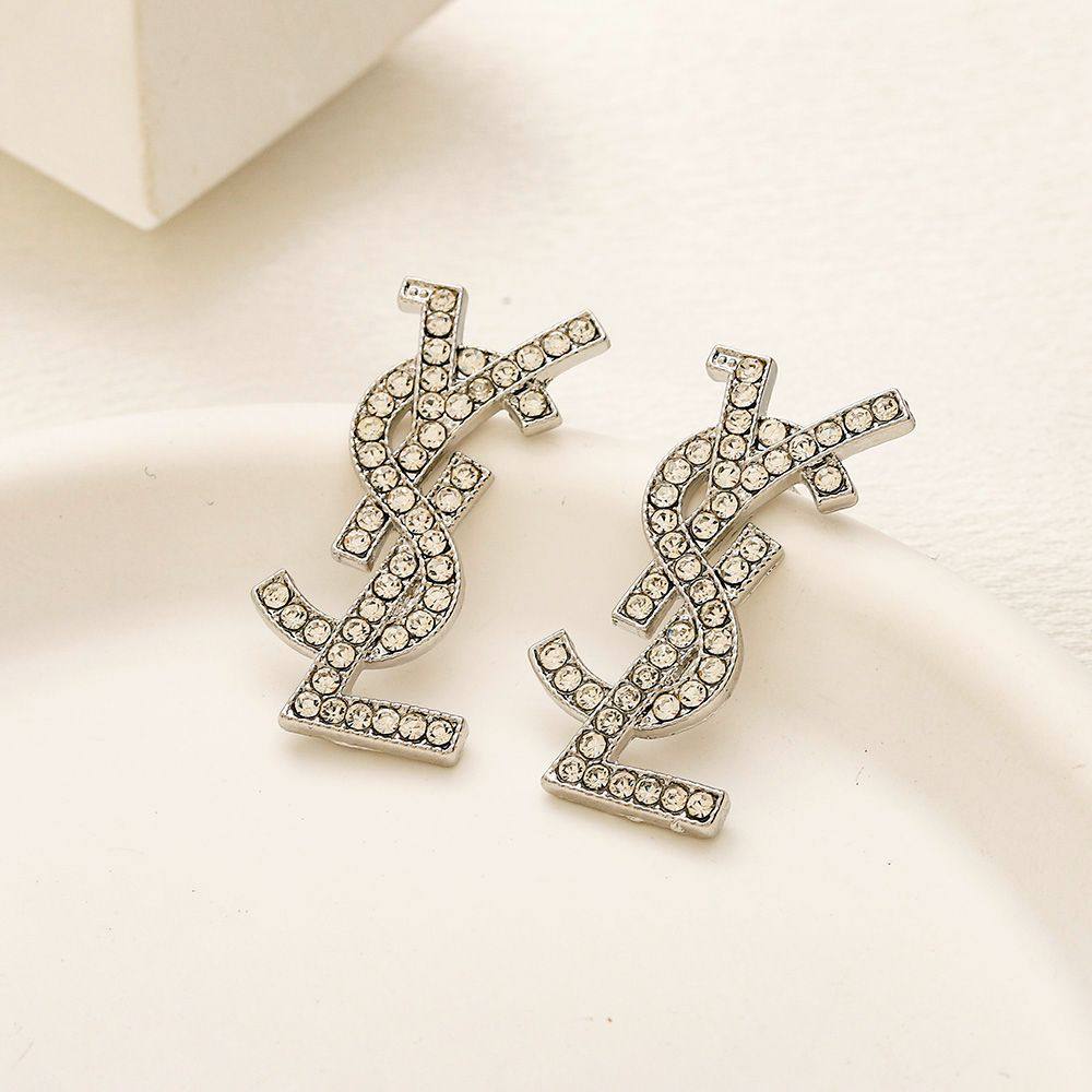 New arrival branded earrings 
30 dhs🪙💚/ pair without box 
40 dhs🪙💚/ pair with branded box

Zain243
♥️♥️♥️