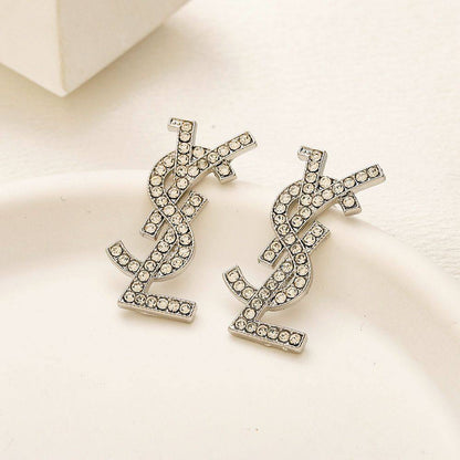New arrival branded earrings 
30 dhs🪙💚/ pair without box 
40 dhs🪙💚/ pair with branded box

Zain243
♥️♥️♥️