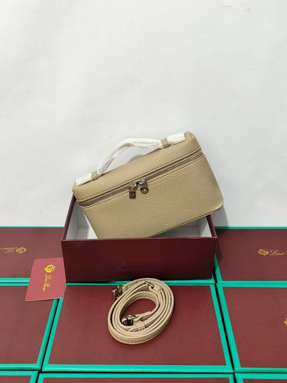 Loro Piana
80 dhs🪙💕
high quality 

with box
🎁🎁🎁

Zain26
♥️♥️♥️