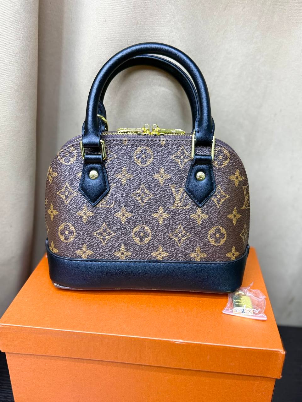 LV
Good quality 
Size 20cm
110 dhs🇦🇪🇦🇪
With box 📦🔥

Zain70
♥️♥️♥️