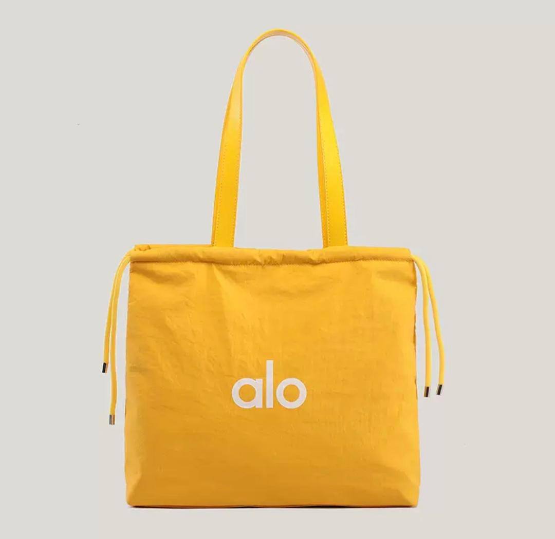 Alo 
Small 55 dhs❣️
Big 65 dhs❣️

Zain26
♥️♥️♥️