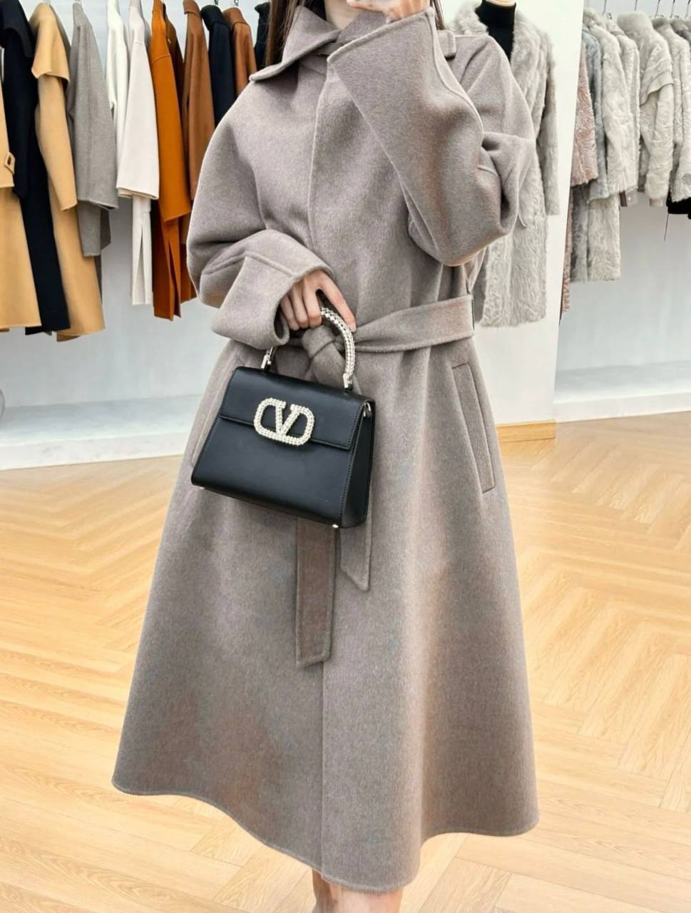 VALENTINO  
GOOD QUALITY
 WITH BOX 
🎁🎁🎁

100 dhs✅

Zain295
♥️♥️♥️