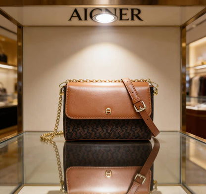 Aigner
95 dhs✅
have box🎁

Size:20/15/8

Zain07
♥️♥️♥️
