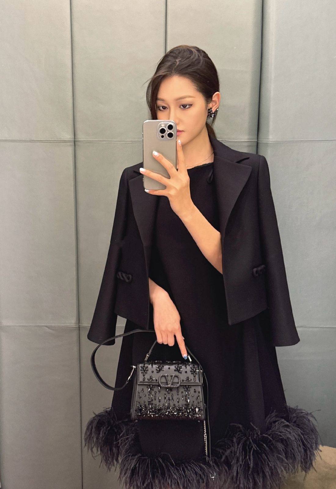 VALENTINO
 COPY ONE NEW CAME 

WITH BOX 
🎁🎁🎁

260 dhs❣️

Zain39
♥️♥️♥️