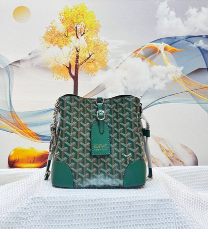 GOYARD
BEST QUALITY WITH BOX’S 
110 dhs✅
size 21CM

Zain290
♥️♥️♥️