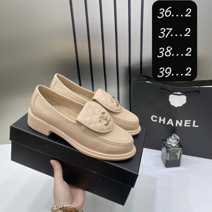 CHANEL SHOES 
GOOD QUALITY 
110 dhs✅

Zain40
♥️♥️♥️