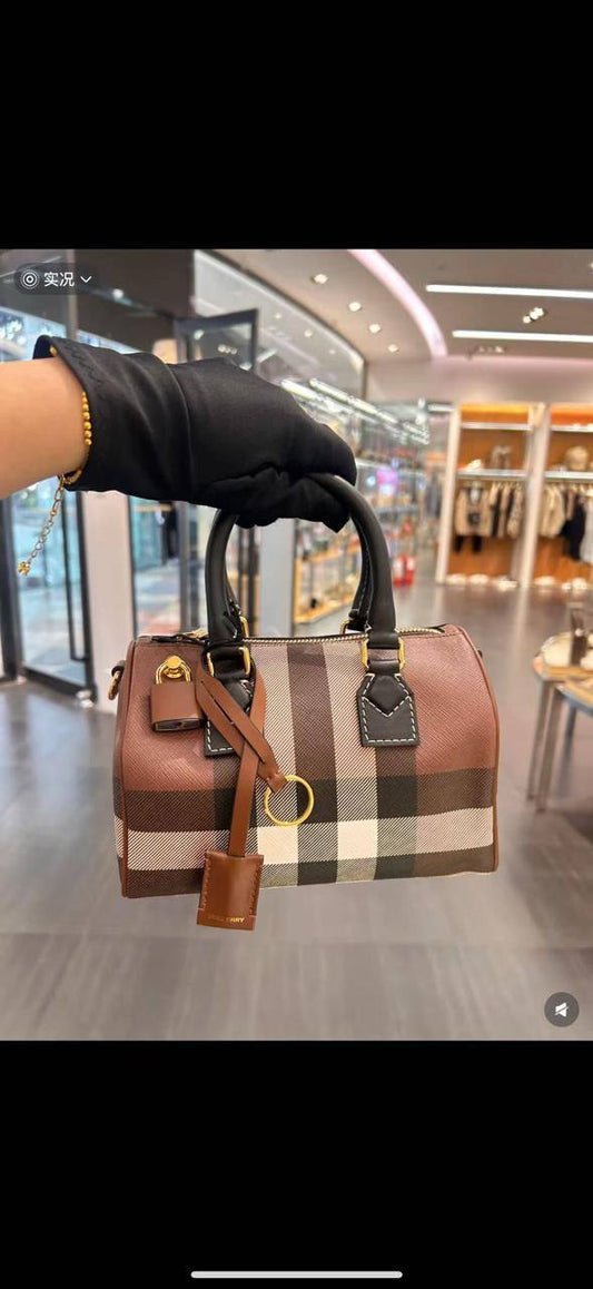 BURBERRY 

90 dhs🪙💚

with box
🎁🎁🎁

Zain90
♥️♥️♥️
