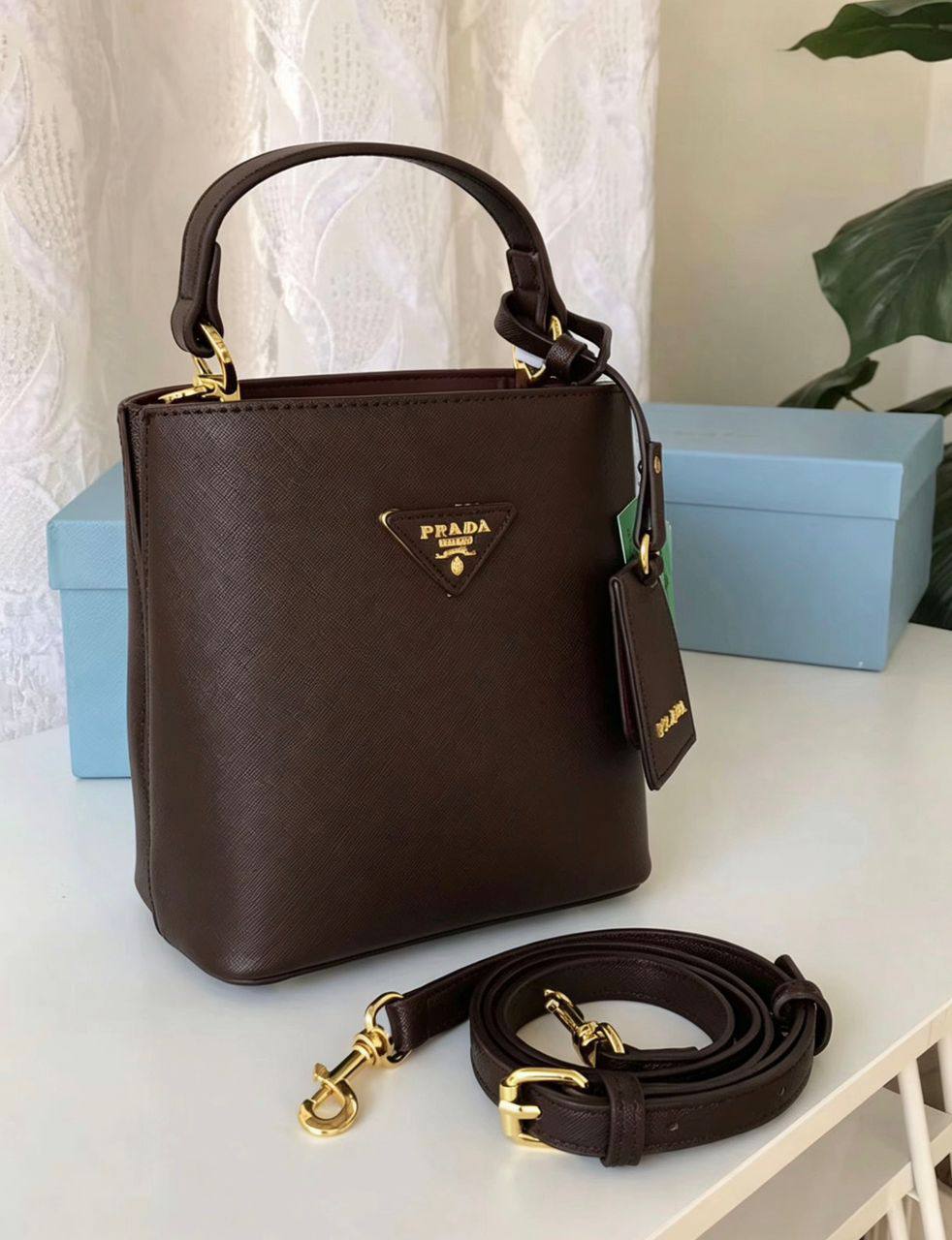 Prada
115 dhs✅

Good-quality 

with box
🎁🎁🎁

Zain35
♥️♥️♥️