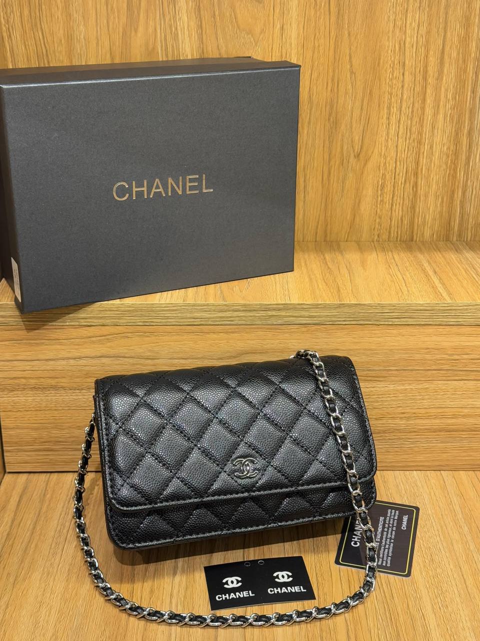 Chanel 
Best quality with box’s 
90 dhs🇦🇪🇦🇪
size 19 cm

Zain290
♥️♥️♥️