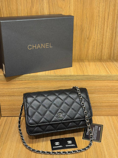 Chanel 
Best quality with box’s 
90 dhs🇦🇪🇦🇪
size 19 cm

Zain290
♥️♥️♥️