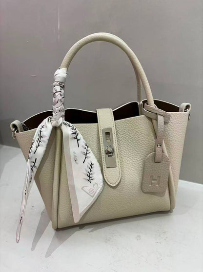 Hermes 
120 dhs✅
Size 25cm 

Zain1611
♥️♥️♥️