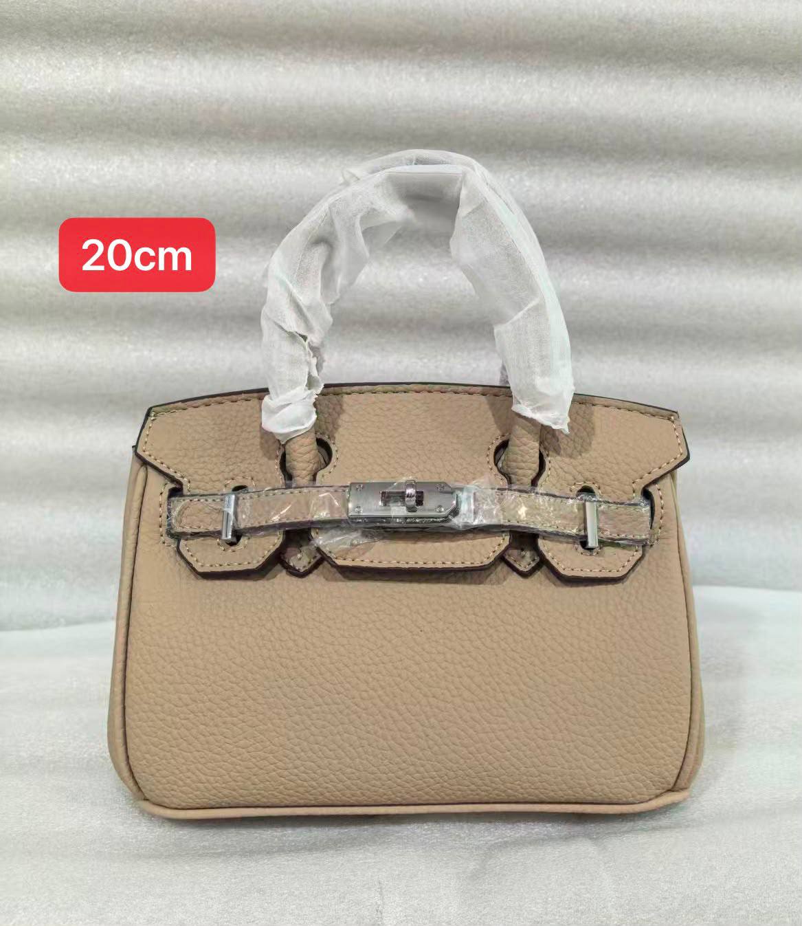 Hermes 
20cm 
With box 
100 dhs🇦🇪🇦🇪

Zain168
♥️♥️♥️