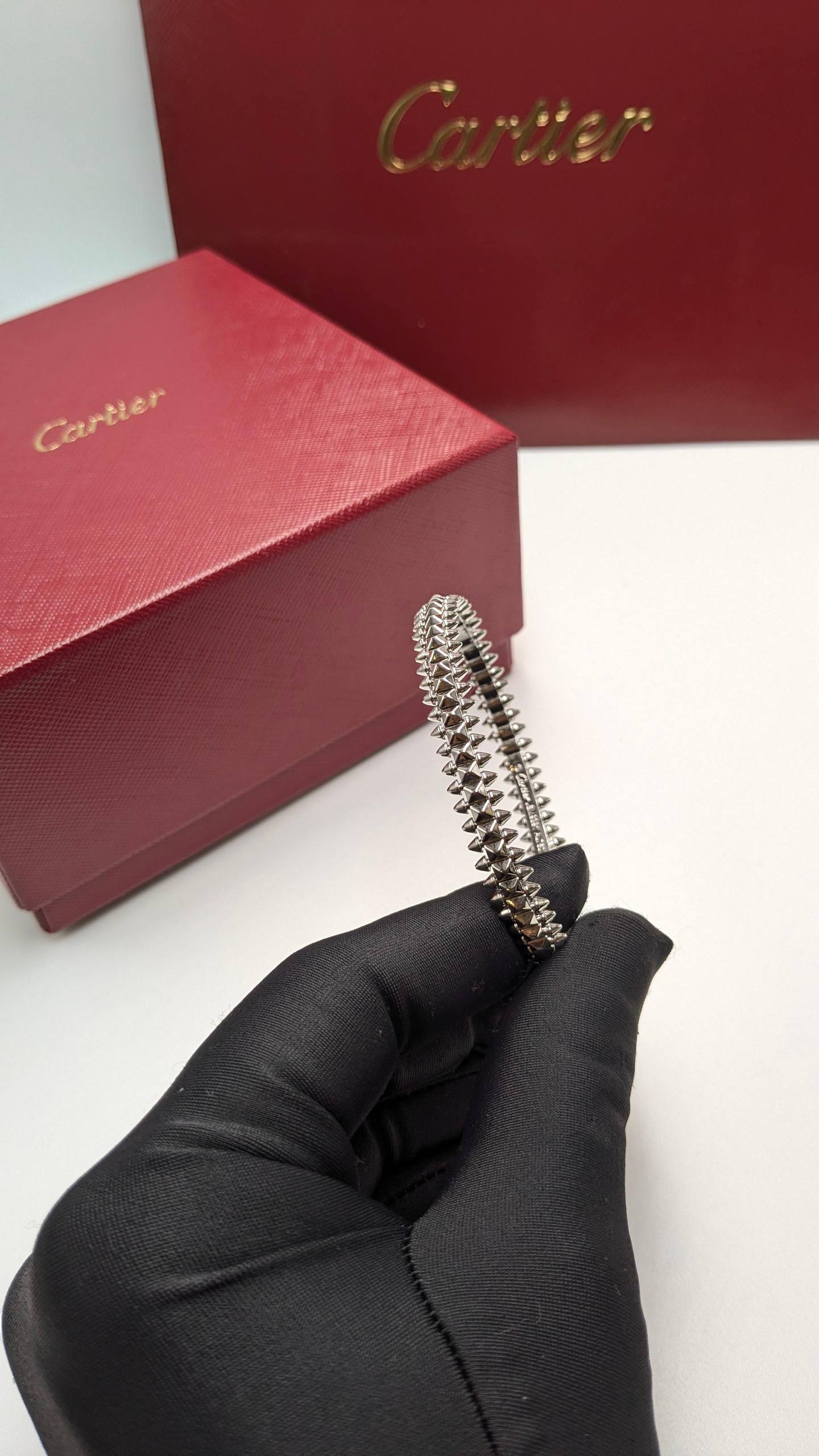 Cartier Bangle
120 dhs💓

Normal Box
🎁🎁🎁

Zain210
♥️♥️♥️