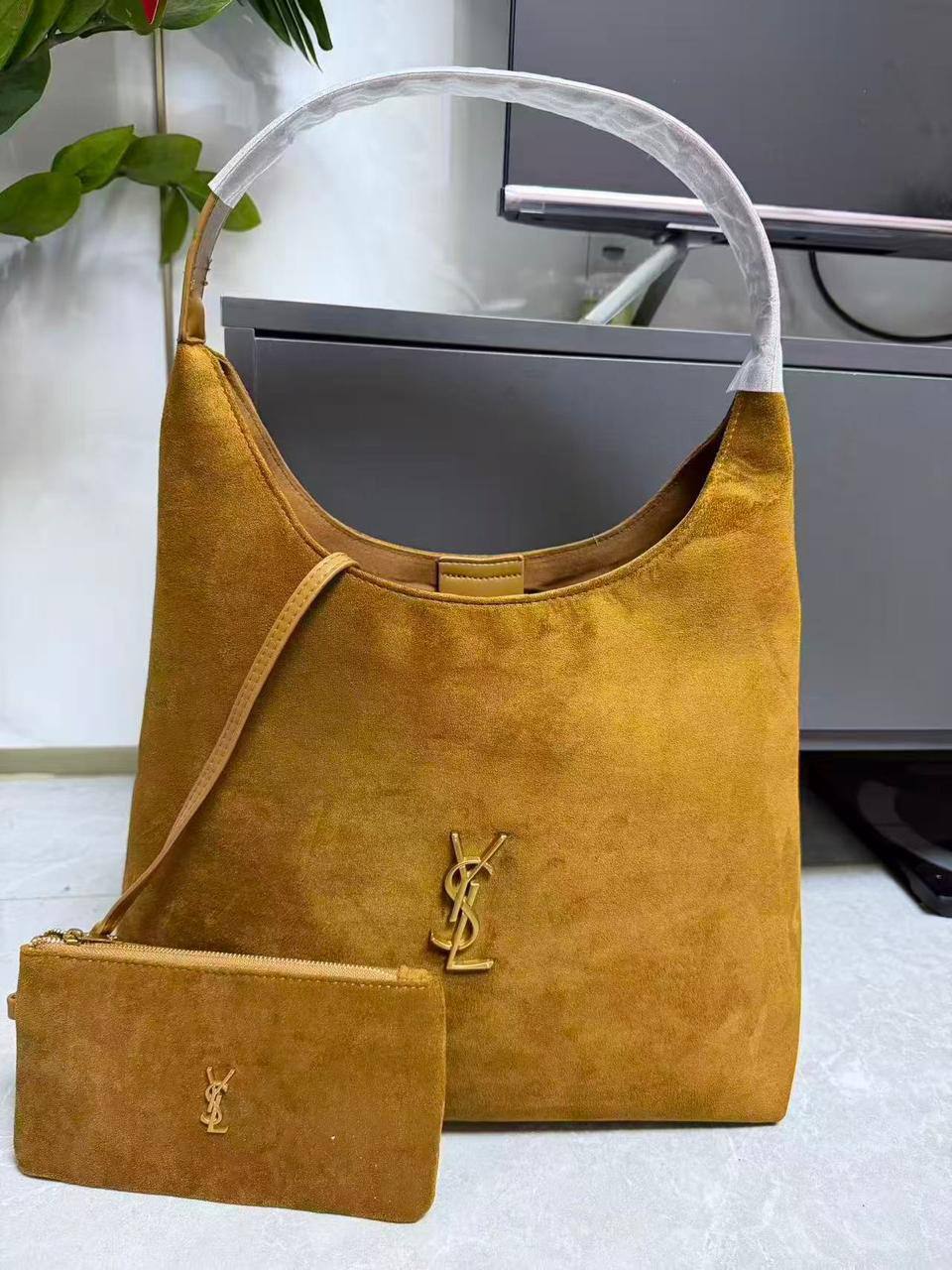 ❤️ Ysl 2 in 1
1️⃣ First quality 
Size : 42 * 39cm
100 dhs✅

Zain115
♥️♥️♥️