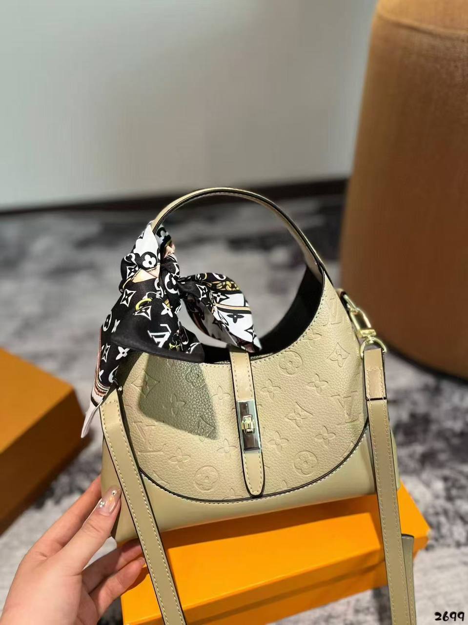 LV  
125 dhs🇦🇪
Size 25cm

Zain161
♥️♥️♥️