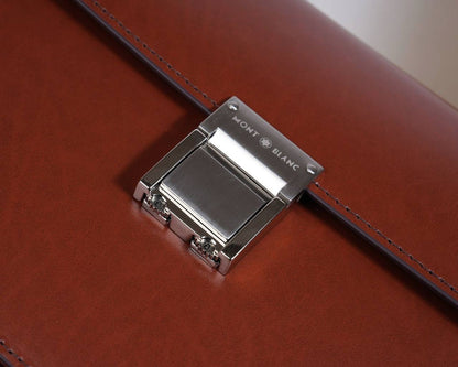 MONTBLANC
*New Collection*
*Clutch*
*Master quality*
550 dhs✅

Zain179
♥️♥️♥️
