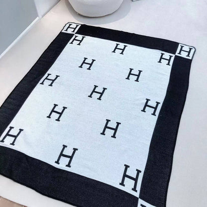 New collection 
Master 
Throw blanket in Merinos wool and cashmere (90%
rinos wool, 10% cashmere)
Size 135*170
👉🏽Blanket 
150 dhs✅

👉🏽Pillows with feeling
90 dhs✅

Zain99
♥️♥️♥️