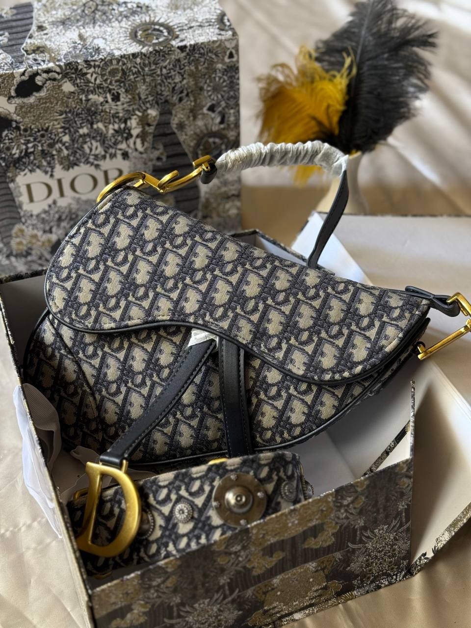 DIOR
25cm
330 dhs❤️
Top quality 
With box🎁

Zain167
♥️♥️♥️