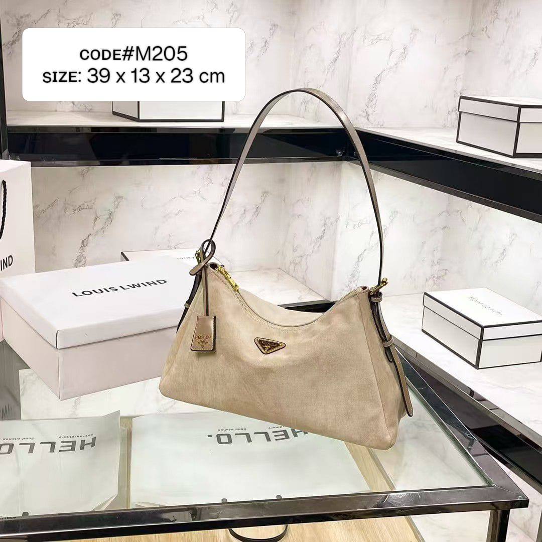 PRADA ᴀɪᴍᴇ́ᴇ
sᴜᴀᴅᴇ ᴍᴀᴛᴇʀɪᴀʟ
ᴡɪᴛʜ ʟᴇᴀᴛʜᴇʀ ᴛʀɪᴍ
ɢᴏʟᴅ ʜᴀʀᴅᴡᴀʀᴇ
ᴀᴅᴊᴜᴅᴛᴀʙʟᴇ sᴛʀᴀᴘ
sɪᴢᴇ: 39 cm

75 dhs💓

Zain31
♥️♥️♥️