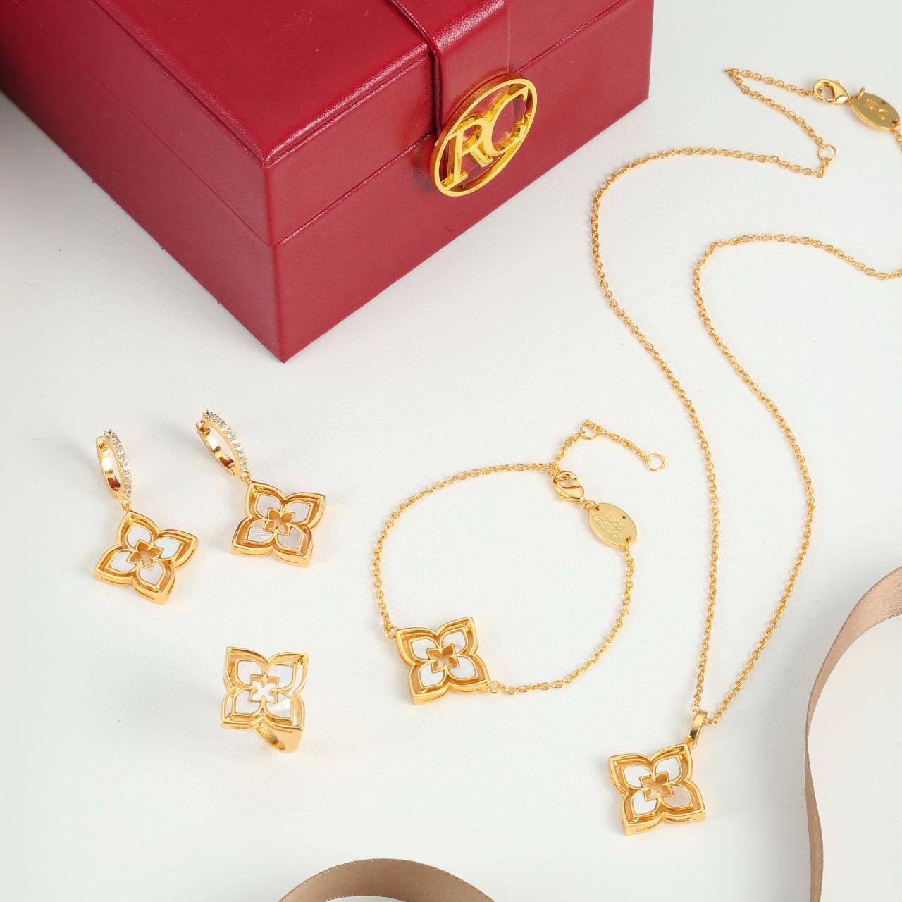 ROBERTO COIN
SET
NECKLACE 
BRACELET 
EARRINGS 
RING
170 DHS🪙🌨️

Zain89
♥️♥️♥️