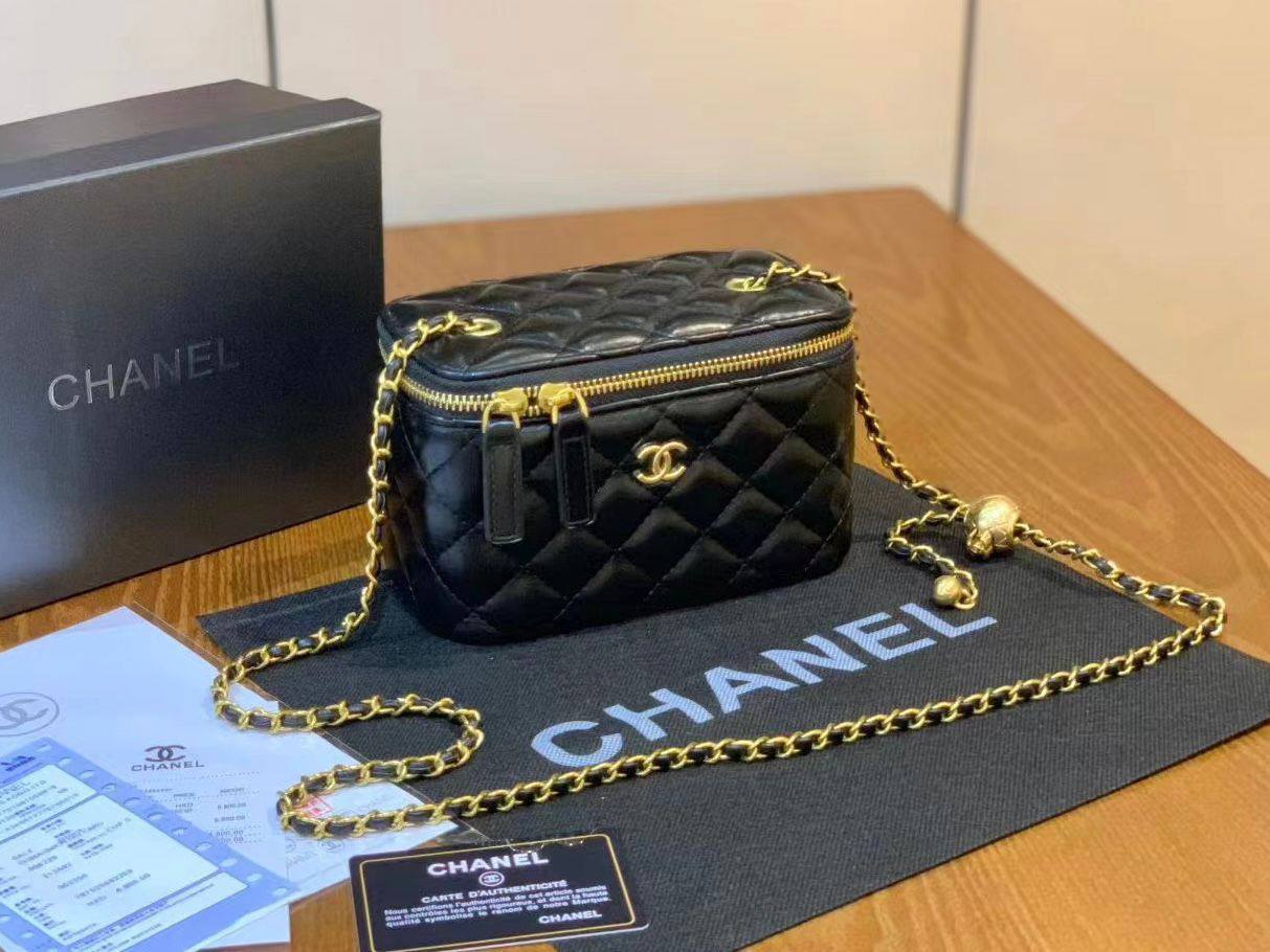 CHANEL 

GOOD QUALITY 

WITH BOX 
🎁🎁🎁

100 dhs✅

Zain39
♥️♥️♥️