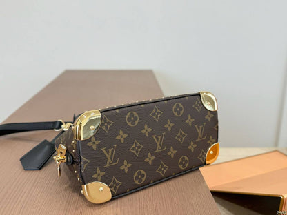 LV
 COPY ONE 

 WITH BOX 
🎁🎁🎁

180 dhs✅

Zain39
♥️♥️♥️