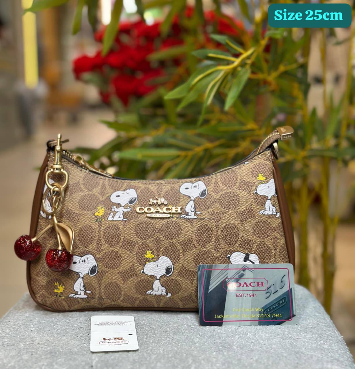 Coach
Good quality 

with box 
🎁🎁🎁

95 dhs✅

Zain186
♥️♥️♥️