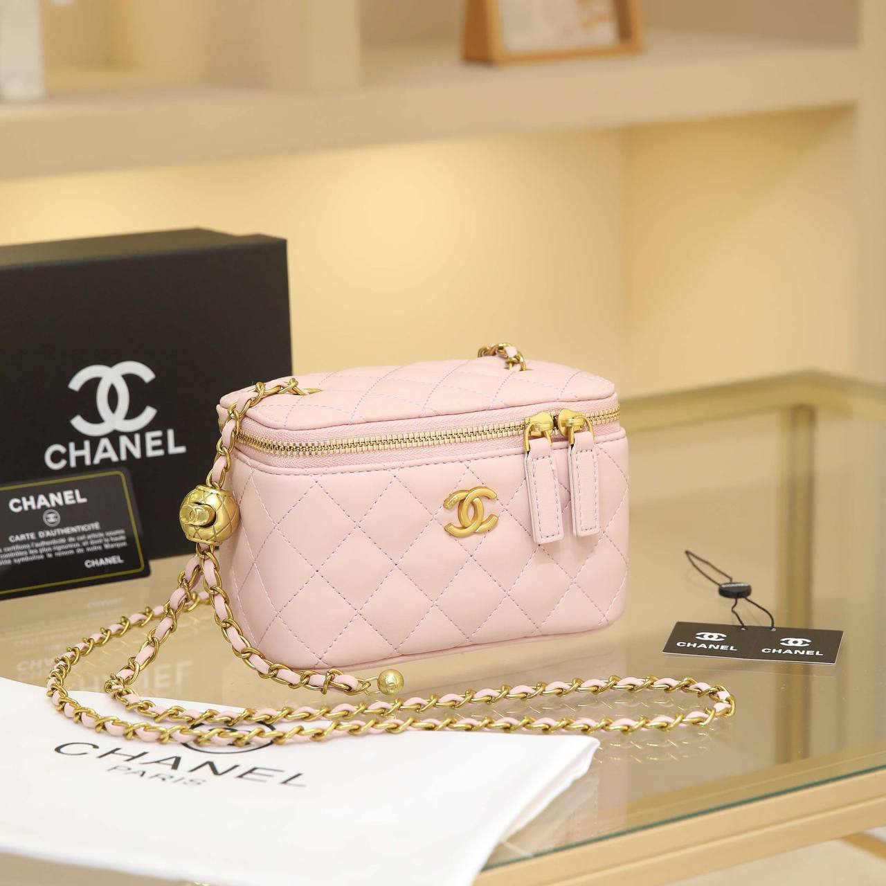 Chanel
❤️
100 dhs✅ 
Good  quality
Size：17cm

With  box
🎁🎁🎁

Zain74
♥️♥️♥️