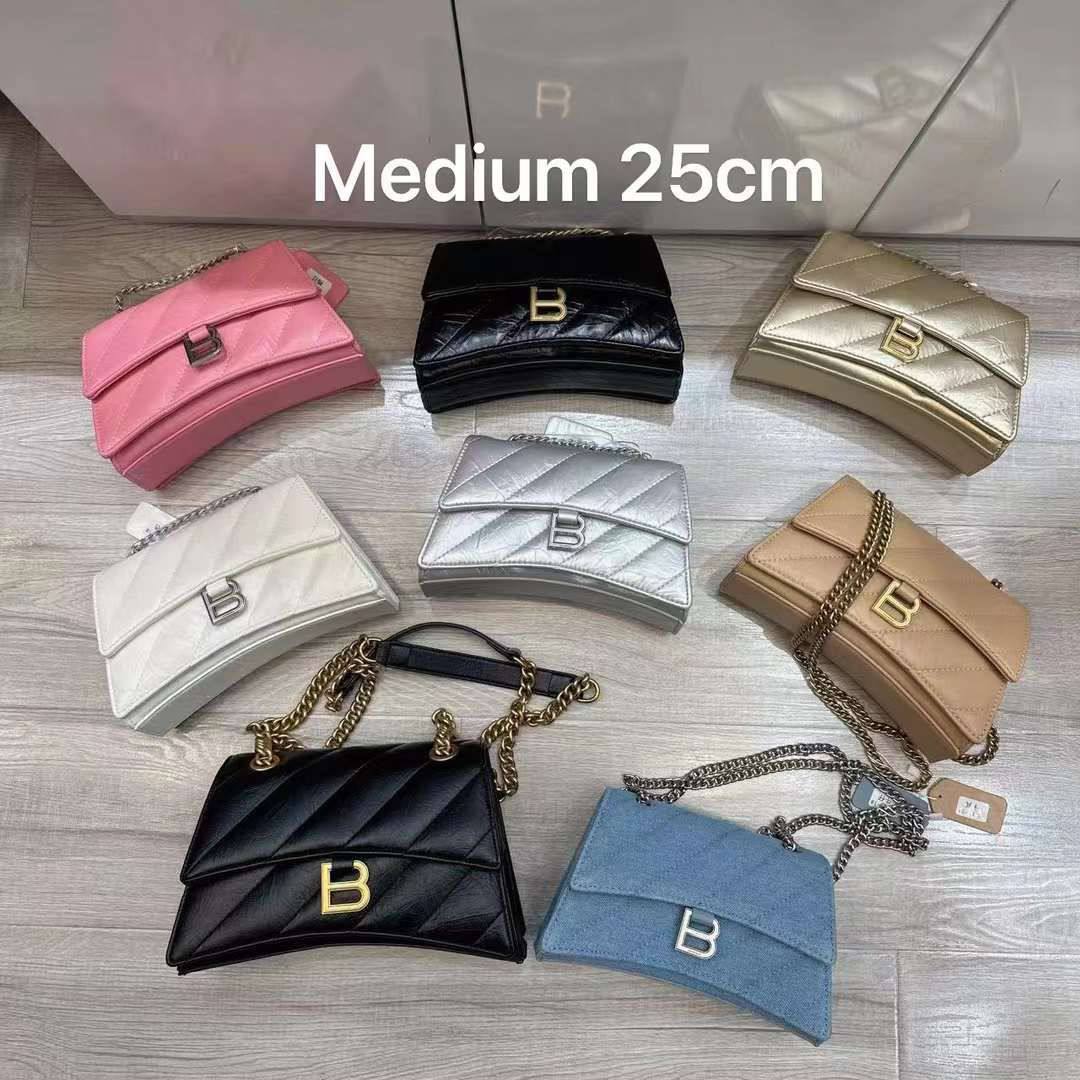 Balenciaga 
good quality.🌸
With Box.📦 
Size 20cm price 95 dhs✅
Size 25cm price 100 dhs✅
Size 31cm price 110 dhs✅

Zain107
♥️♥️♥️