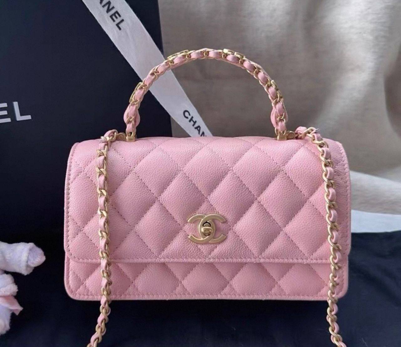 Chanel
100 dhs✅
SIZE：24cm
Good quality

Zain35
♥️♥️♥️