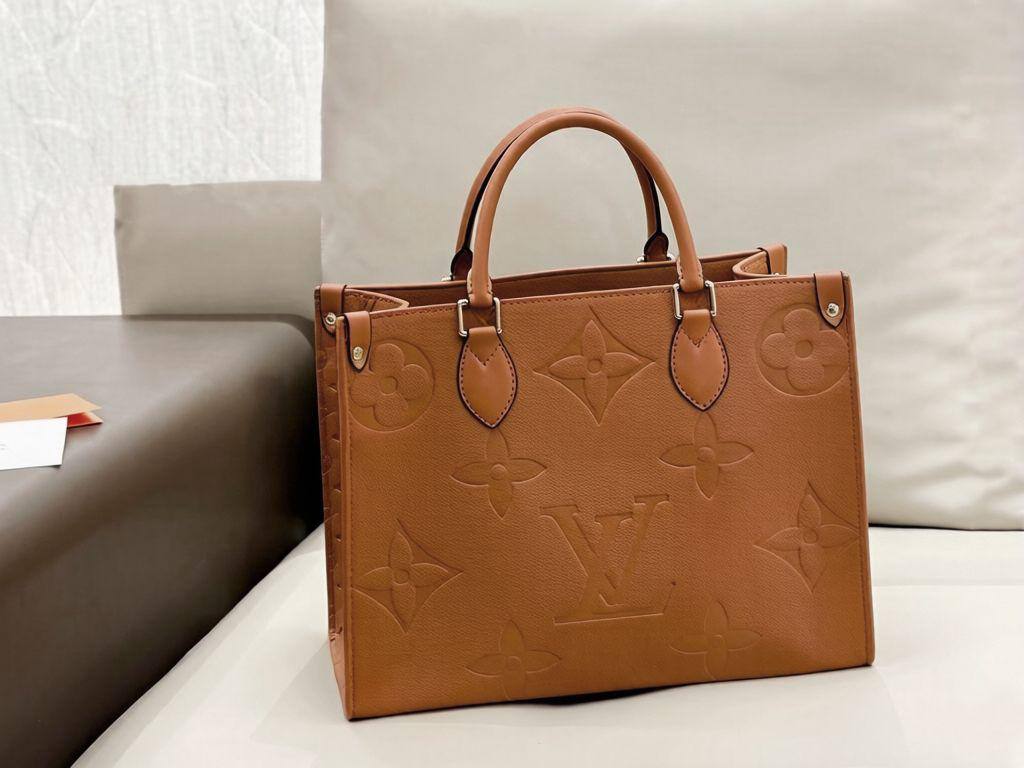 LV
ONTHEGO GOOD QUALITY MEDUIM SIZE NEW CAME 
100 dhs🇦🇪🇦🇪

Zain295
♥️♥️♥️