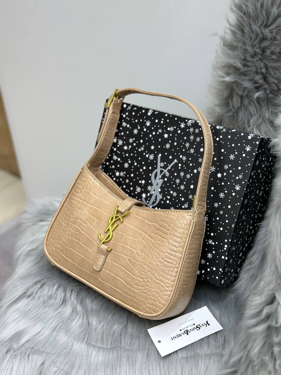 YSL 

SIZE  ………  25 CM 

95 dhs🇦🇪

with BOX
🎁🎁🎁

Zain244

اطلبوها من الوتس المثبت في الأعلى👆🏻👆🏻

تواصلو معنا 👈🏻 Zain 
For order WhatsApp pinned 👆🏻

♥️♥️♥️