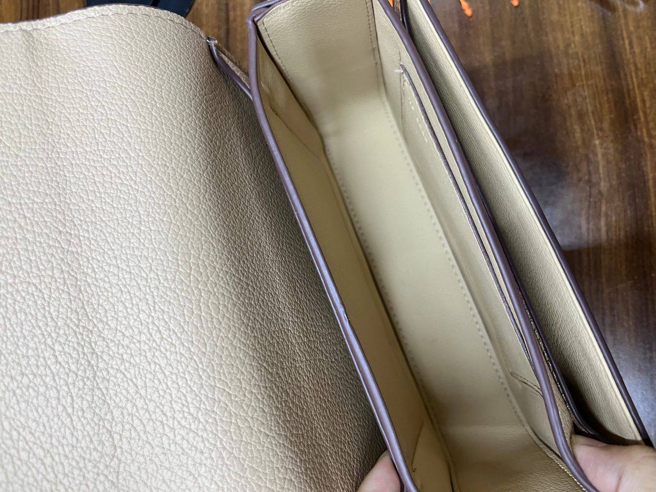 Hermes 
95 dhs🪙💕
with box 
🎁🎁🎁

size 20×8.5×13.5cm

Zain42
♥️♥️♥️