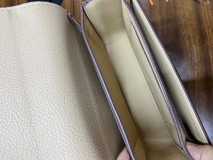 Hermes 
95 dhs🪙💕
with box 
🎁🎁🎁

size 20×8.5×13.5cm

Zain42
♥️♥️♥️