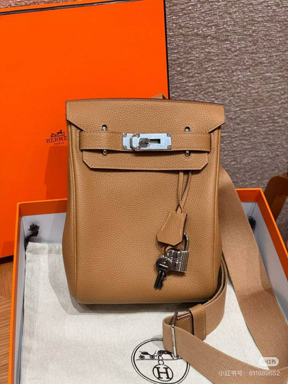 Hermes 
Master
450 dhs🪙🌨️
#18cm*26.5cm
#with box💕🙋‍♂️💁‍♂️

Zain228
♥️♥️♥️