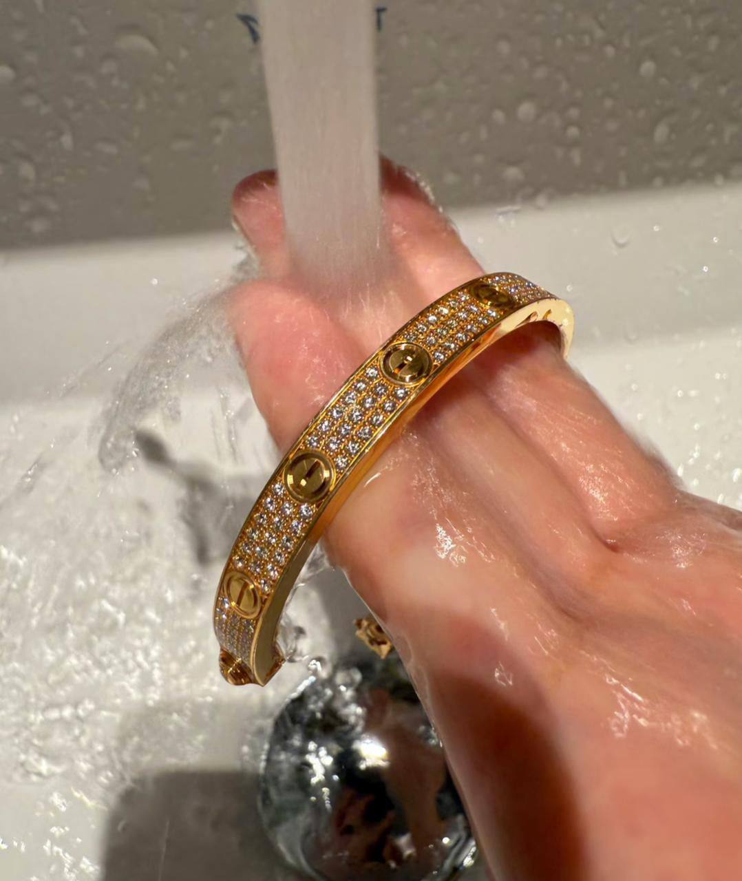 Cartier 💥*
Bangle 🍁
Master quality 💯
Size available 16,17,18,19
With normal boxes 📦 
85 dhs🪙🌨️
With master box 🗃️ 
130 dhs🪙🌨️

Zain216
♥️♥️♥️